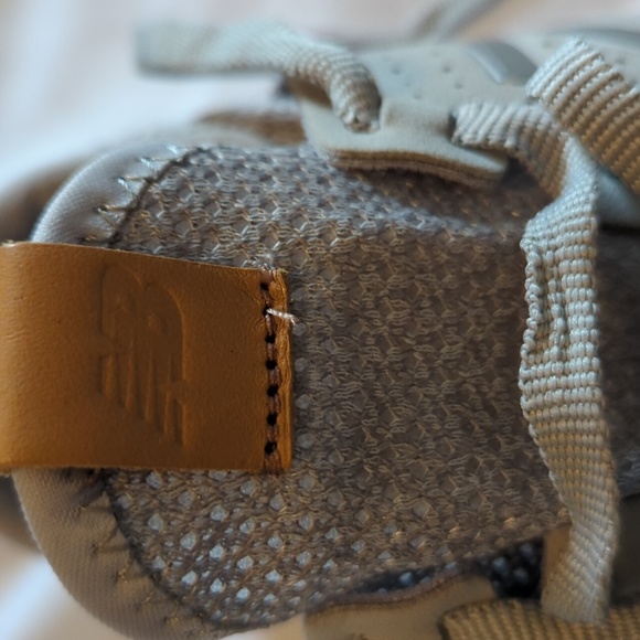 New Balance Tennis Shoes in Gray Size 8.5 - Picture 6 of 6